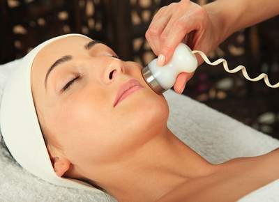 Bild einer Microdermabrasion, bei der die oberste Hautschicht gezielt abgeschliffen wird