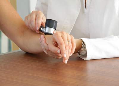 Foto der Untersuchung der Haut bei der Hautkrebsvorsorge